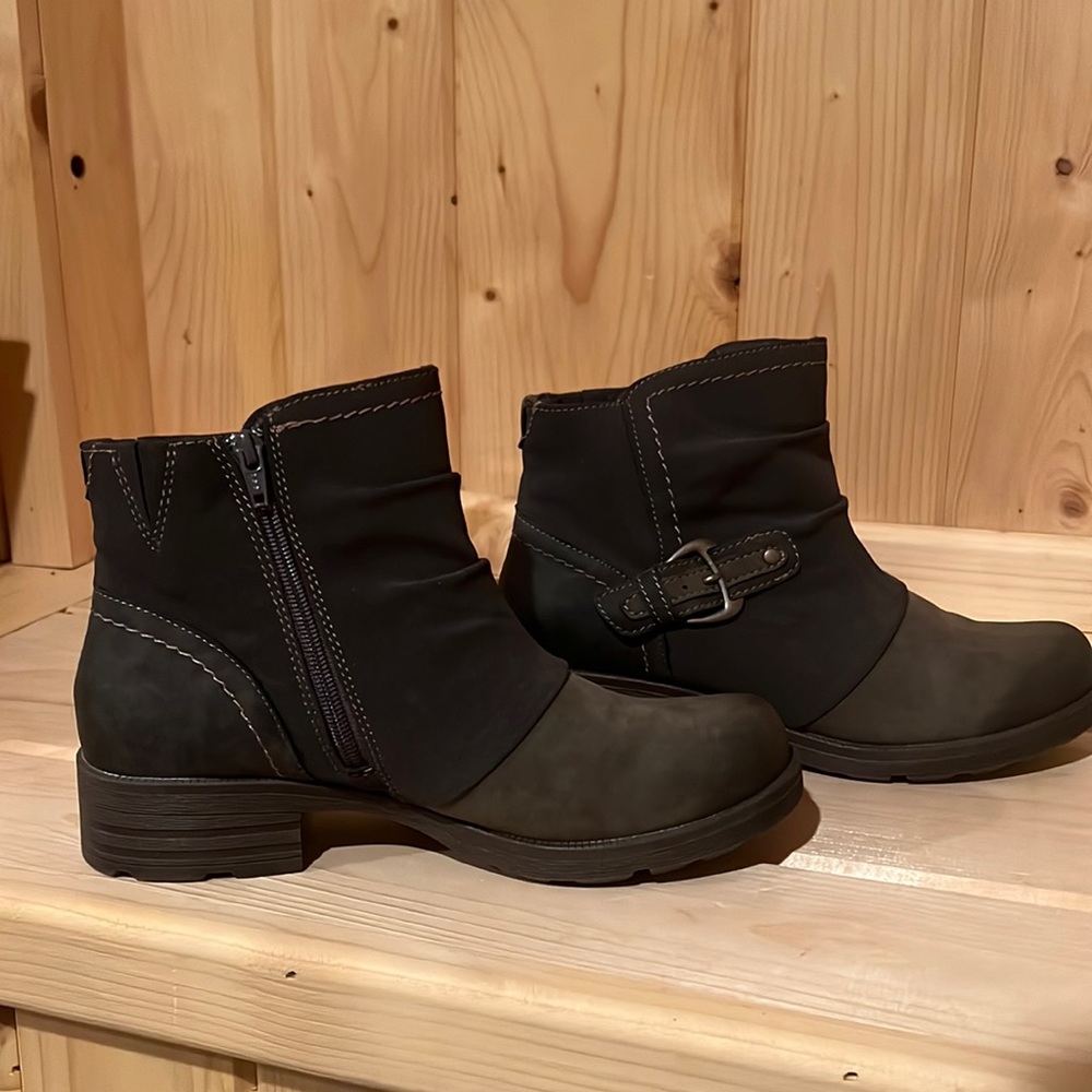 Earth Origins size 9. Worn out 1 time for 2 hours.  Super comfy!